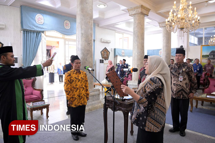 Bupati Banjarnegara dr Amalia Desiana saat melantik Muhamad Al Akhyar  sebagai direktur Perumda Aneka Usaha Karya Praja. (FOTO: Kominfo Banjarnegara for TIMES Indonesia)