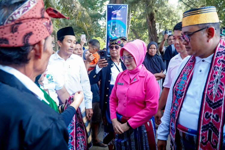 Ketua Bhayangkari Lombok Utara, Ny Heny Agus Purwanta hadir pada peringatan Rebo Bontong di Gili Festival 2025. (FOTO: Humas untuk TIMES Indonesia)