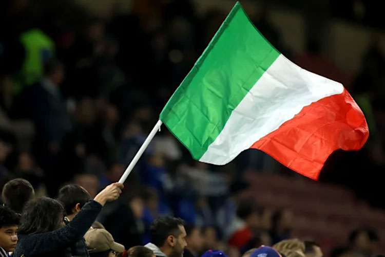 Suporter sepakbola dengan bendera Italia. Asosiasi pelatih Italia mendesak FIFA menskors Israel dari kancah internasional terkait situasi di Gaza.