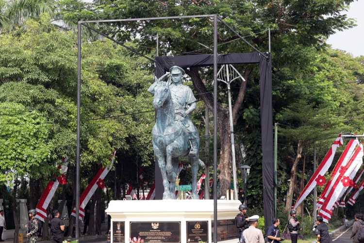Kapolri Resmikan Patung Tokoh Sejarah Polisi Istimewa