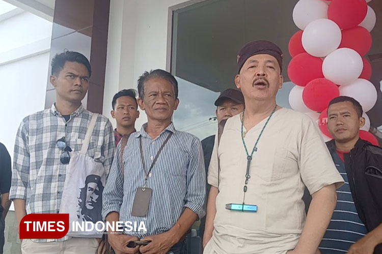 Pihak penggugat saat memberikan keterangan pers usai menjalani mediasi di PN Kota Banjar. (Foto: Susi/Times Indonesia)