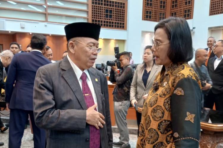 Cornelis bersama Sri Mulyani, Mentri Keuangan usai Raker Panjang Banggar DPR RI.