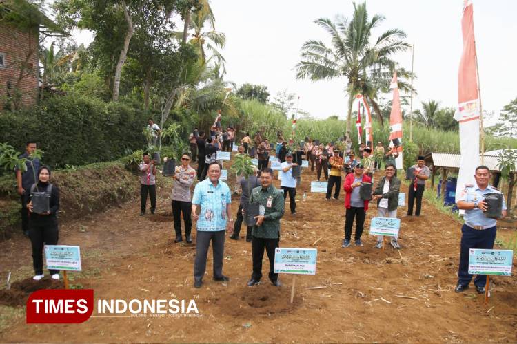 TIMES-Indonesia-Tanam-10.000-c.jpg