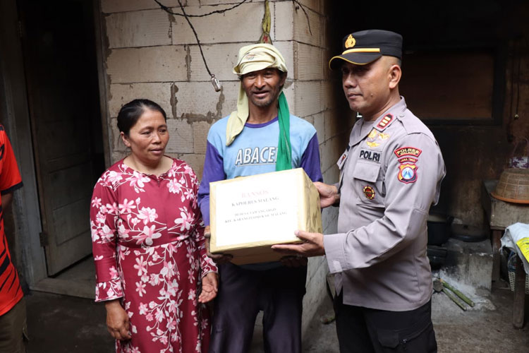 Terdampak Puting Beliung, Warga Karangploso Malang Dapatkan Bantuan Polisi