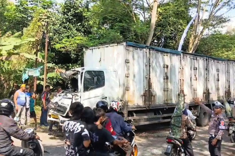 Truk Bermuatan Kecap Tabrak Tiga Kendaraan di Jalan Raya Mande-Cikalongkulon Cianjur