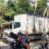 Truk Bermuatan Kecap Tabrak Tiga Kendaraan di Jalan Raya Mande-Cikalongkulon Cianjur