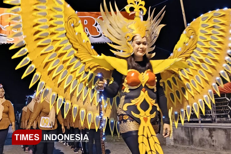 Meriah! Peserta Gerak Jalan Malam di Gresik Pakai Kostum Unik