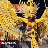 Meriah! Peserta Gerak Jalan Malam di Gresik Pakai Kostum Unik