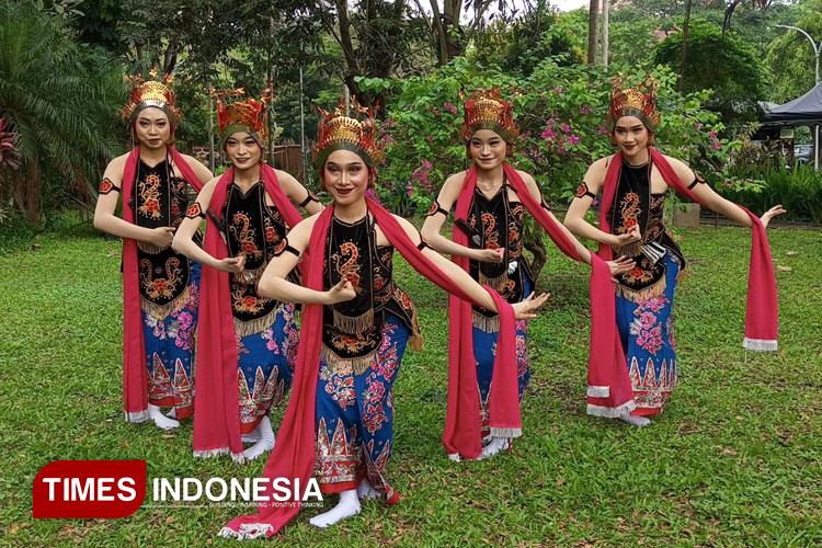 Mahasiswi Departemen Seni dan Desain, para penampil tari tradisional 