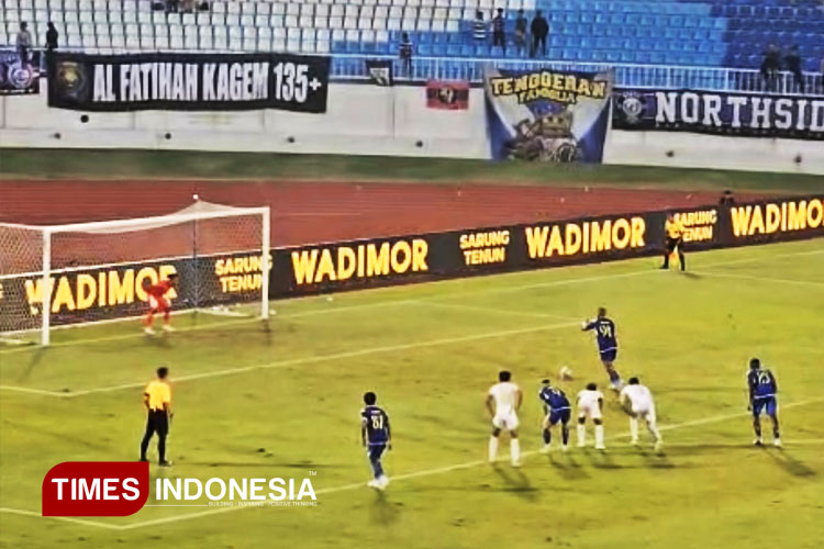 Arema FC Tumbangkan Bhayangkara Presisi Lampung FC 2-1 Lewat Penalti Dramatis