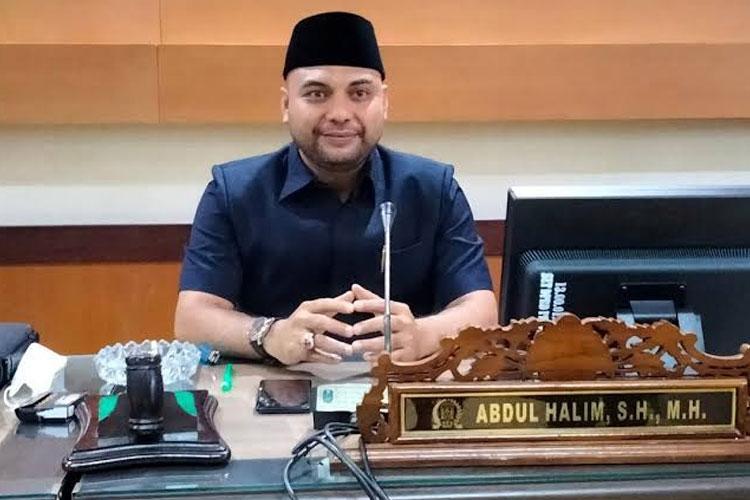 Abdul Halim, Ketua Komisi D DPRD Jatim memberikan pernyataan mengenai pentingnya peran serta masyarakat dalam mengelola sumber daya alam. (Foto: DPRD Jatim)