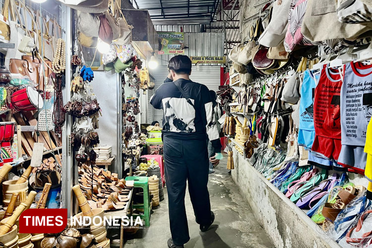 Deretan kios suvenir di Blitar City Walk ramai dikunjungi wisatawan. Berbagai produk kreatif seperti kaus, makanan ringan, hingga aksesoris menjadi daya tarik utama pengunjung. (FOTO: Ardana Pramayoga/TIMES Indonesia)