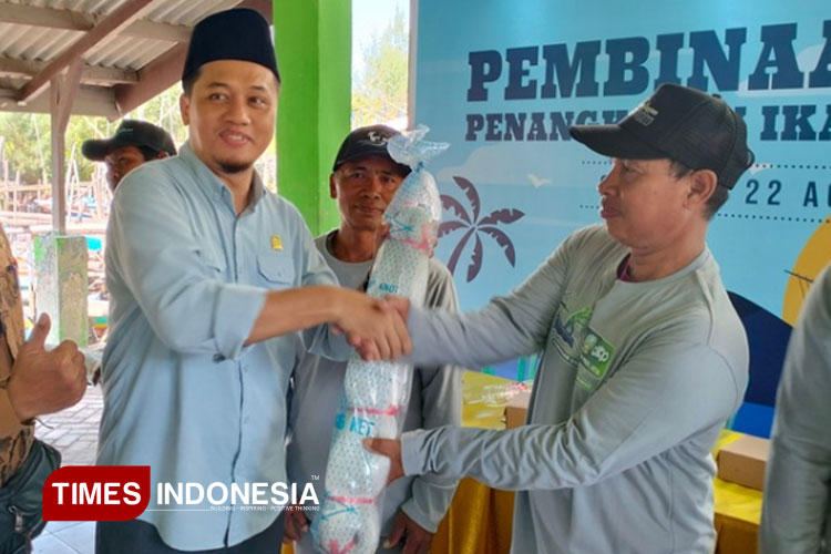 Para nelayan Desa Banyuurip (Kanan) saat menerima jaring ramah lingkungan. (Foto: Akmal/TIMES Indonesia)