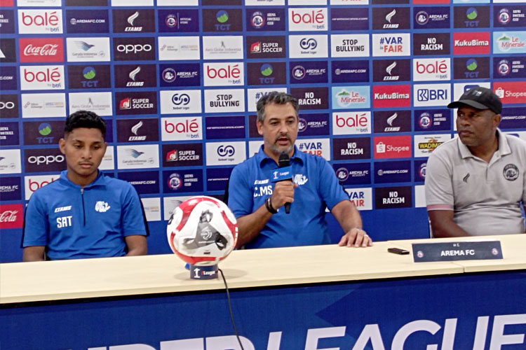 Headcoach Arema FC bersama pemain, saat du ruang konferensi pers usai laga dengan kemenangan 2-1 atas Bhayangkara FC, di Stadion Kanjuruhan Malang, Jumat (22/8/2025).