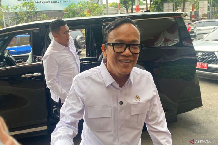 Wakil Menteri Ketenagakerjaan (Wamenaker) Immanuel Ebenezer Gerungan saat mendampingi korban penahanan ijazah oleh PT Duta Palma, Hebben Tarnando untuk memenuhi panggilan di Polres Metro Jakarta Selatan, Jakarta, Senin (14/7/2025). (foto: Antara)