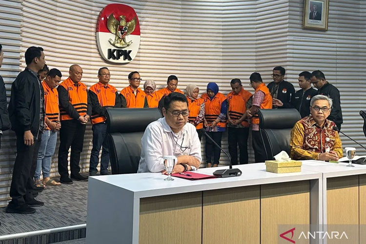 Ketua Komisi Pemberantasan Korupsi Setyo Budiyanto (kanan) saat menampilkan 11 tersangka kasus dugaan pemerasan terkait pengurusan sertifikat keselamatan dan kesehatan kerja (K3) di lingkungan Kementerian Ketenagakerjaan/ (Foto antara)