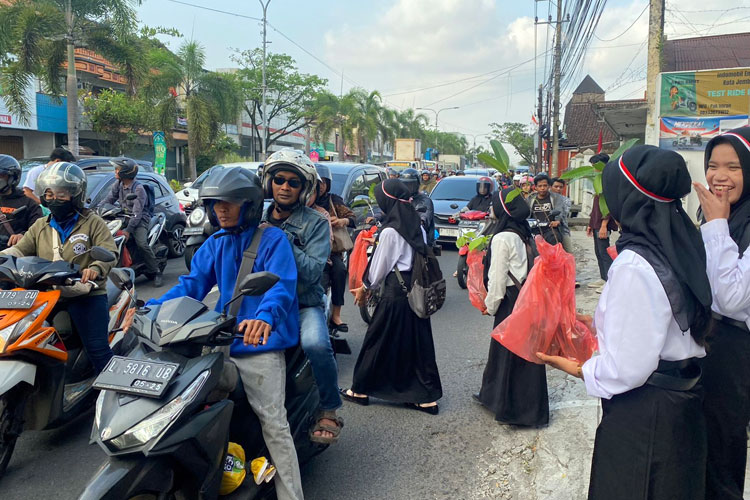 Kampanye Peduli Lingkungan, Mahasiswa Baru UIN KHAS Jember Bagikan Ribuan Bibit Pohon