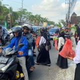 Kampanye Peduli Lingkungan, Mahasiswa Baru UIN KHAS Jember Bagikan Ribuan Bibit Pohon