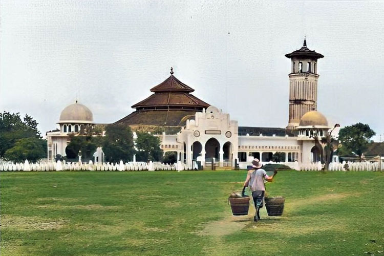 Lomba Menulis Indah Aksara Jawa di Masjid Kemayoran Surabaya