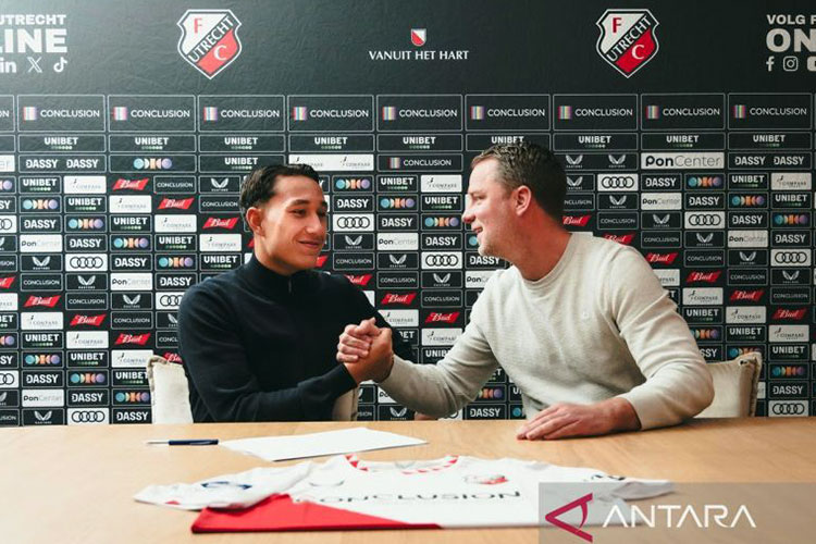 Pemain keturunan Indonesia-Belanda Miliano Jonathans saat menandatangani kontrak dengan klub barunya FC Utrecht. Miliano bergabung bersama Utrecht pada musim dingin ini dengan durasi kontrak 3,5 tahun atau sampai Juni 2028. (Foto: ANTARA/HO-FC Utrecht)