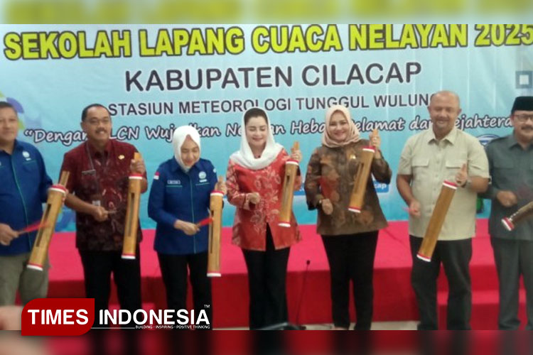 Pembukaan SLCN ditandai dengan pemukulan kentongan. (FOTO: Estanto Prima Yuniarto/TIMES Indonesia)