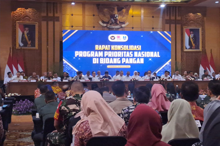 Gubernur Khofifah Instruksikan Kepala Daerah di Jatim Intensif Pantau Distribusi Beras Medium