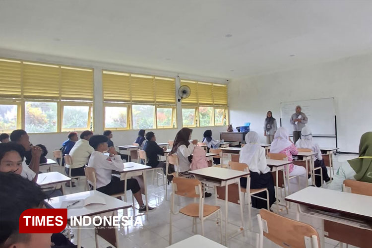 Siswa Sekolah Rakyat Banyuwangi mengikuti seminar kesehatan mental. (FOTO: Dok. TIMES Indonesia)