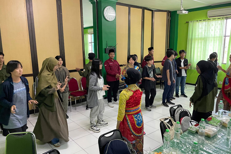 Siswa Jepang Belajar Budaya Indonesia Lewat Dialog di Unisla Lamongan