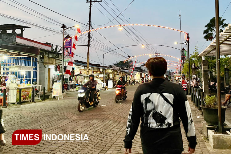 Suasana-Blitar-City-Walk-pada-malam-hari-tampak-hidup.jpg