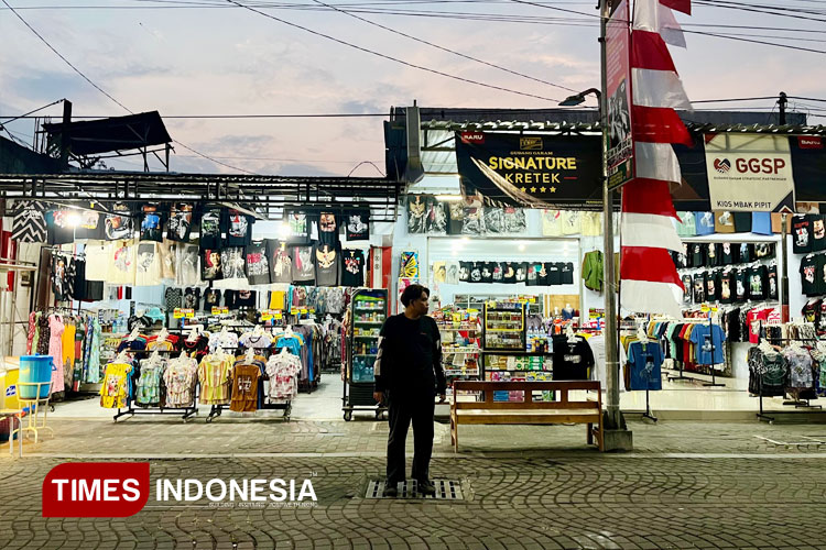 Wisatawan-menikmati-suasana-Blitar-City-Walk.jpg