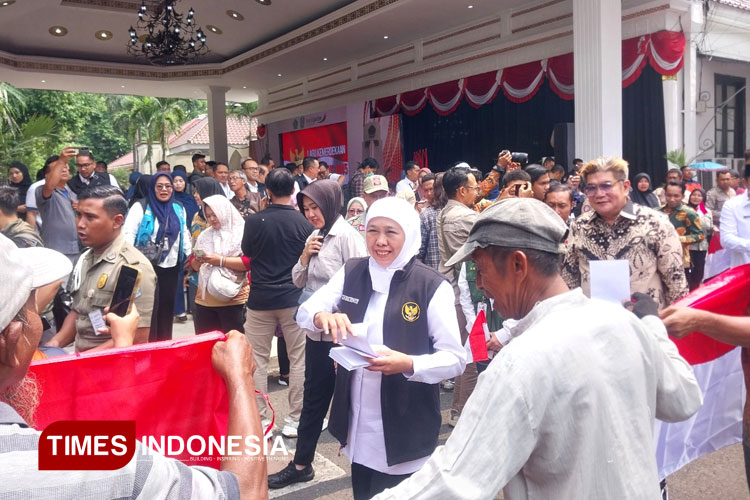 Gubernur Khofifah Salurkan Bansos Rp 4,9 Miliar di Sidoarjo
