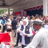 Gubernur Khofifah Salurkan Bansos Rp 4,9 Miliar di Sidoarjo