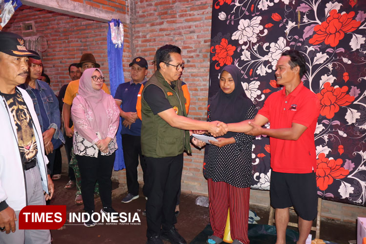 Wali Kota Batu, Nurochman mengunjungi rumah warga terdampak di Desa Giripurno, Kecamatan Bumiaji dan di Desa Junrejo, Kecamatan Junrejo. (FOTO: Muhammad Dhani Rahman/TIMES Indonesia)