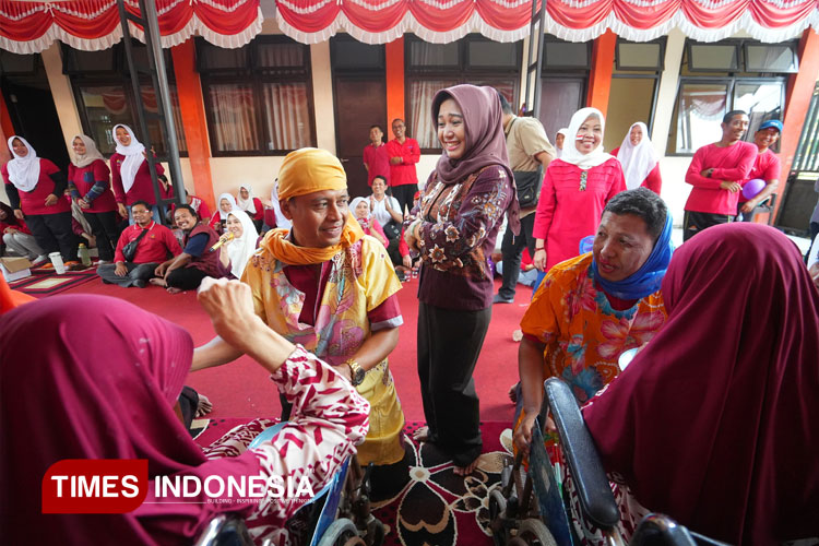 Keseruan lomba “Aku Cantik” warga RPL Tribuana Tungga Dewi Kota Mojokerto dalam perayaan HUT ke-80 RI, Jumat (22/8/2025). (Foto: Dok. TIMES Indonesia)
