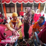 Lansia di Mojokerto Meriahkan HUT ke-80 RI dengan Lomba Rias Pasangan