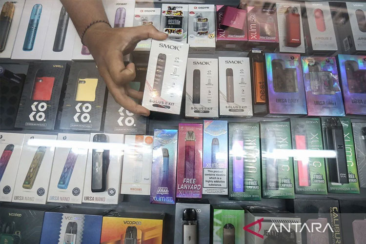 Arsip foto - Penjual menata rokok elektrik (vape) di salah satu toko di Pekayon, Jakarta Timur, Selasa (27/12/2022). (ANTARA FOTO/Asprilla Dwi Adha)