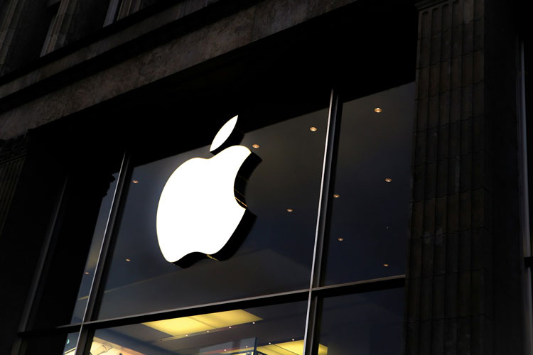 Apple dan Google dikabarkan menjajaki kerja sama di bidang kecerdasan buatan Siri (Foto: Unsplash/Laurenz Heymann)