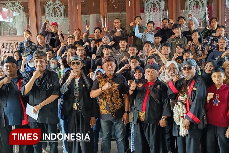 Bupati Sugiri Sancoko saat memberangkatkan tim jelajah jejak Situs Sejarah Ponorogo. (Foto:Marhaban/TIMES ndonesia)