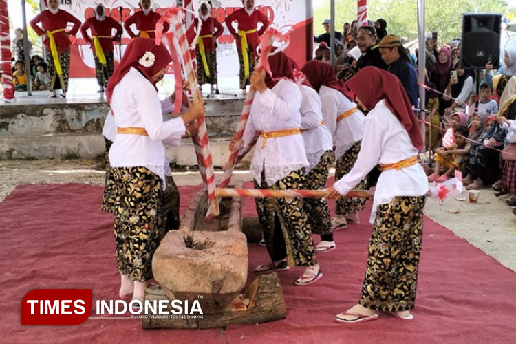 Digelar Setahun Sekali, Festival Gejog Lesung Jadi Daya Tarik Baru di Wisata Pasir Putih Dalegan