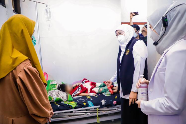 Gubernur Khofifah menjenguk anak-anak yang terkena virus campak yang tengah dirawat di RS Moh. Anwar Sumenep, Sabtu (23/8/2025).(Foto: Dok.Humas Pemprov Jatim for TIMES Indonesia)