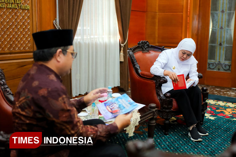 Gubernur Jawa Timur, Khofifah Indar Parawansa, menyambut baik rencana peluncuran buku
