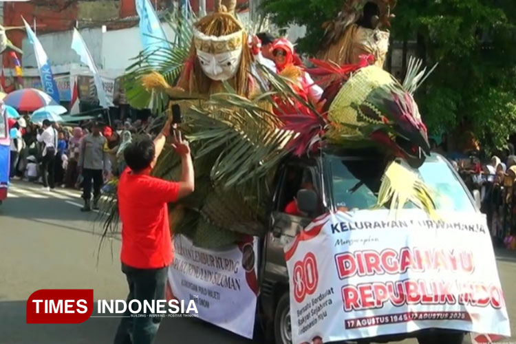 Mantan Wali Kota Banjar tumpangi mobil kolbak saat menjadi peserta pawai alegoris HUT RI. (FOTO: Susi/TIMES Indonesia)