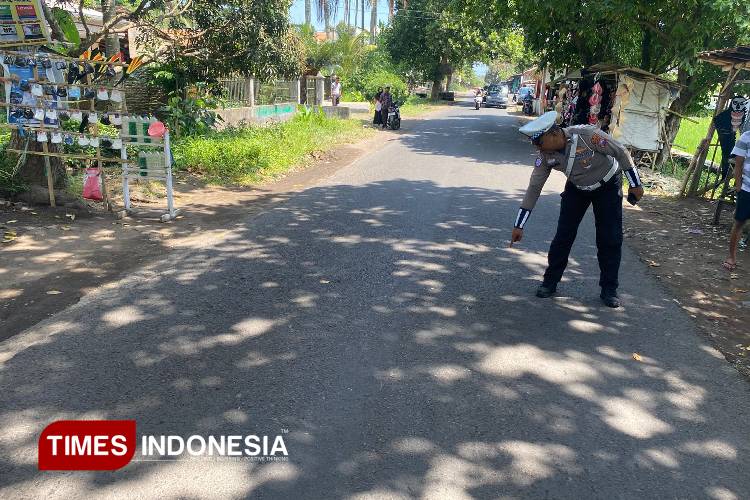 Polisi saat melakukan olah TKP kecelakaan di Tlogosari yang menyebabkan pengendara meninggal dunia (FOTO: Moh Bahri/TIMES Indonesia)