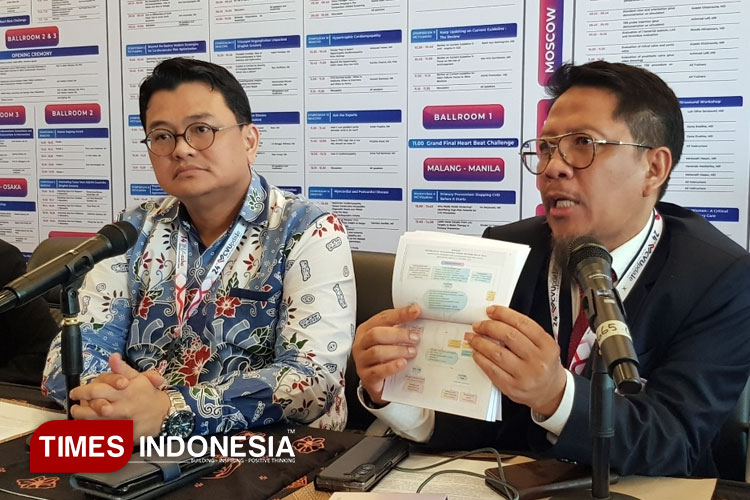 Ketua Perki Cabang Malang Prof M Saifur Rohman saat menunjukkan buku Pedoman Standar Layanan Kardiovaskular yang diluncurkan pada MCVU 2025. (Foto: Achmad Fikyansyah/TIMES Indonesia)