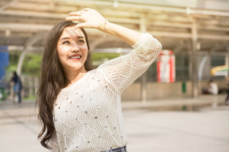 Ilustrasi penggunaan tabir surya sebagai langkah dasar melindungi skin barrier. (Foto: iStock)