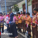 Momentum Tajemtra 2025, Ning Ghytha Bagikan Cokelat Ke Anak Pramuka