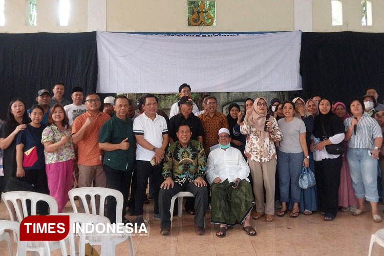 Wakil Ketua DPRD Sidoarjo, Warih Andono foto bersama warga Perumahan Mutiara Regency usai dialog terkait polemik pembukaan batas komplek jadi jalan (FOTO: Syaiful Bahri/TIMES Indonesia)