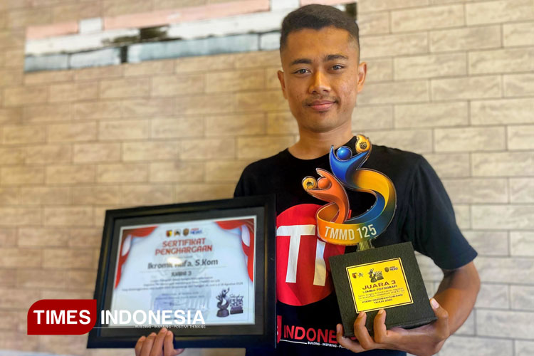 Jurnalis TIMES Indonesia, Muhamad Ikromil Aufa, S.Kom., berhasil meraih juara lomba fotografi TMMD 125 Kodim 0825/Banyuwangi. (FOTO: Fazar Dimas/TIMES Indonesia)