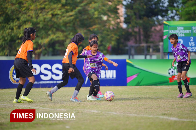 Dominan, SDN Kalirungkut I/264 Juarai MilkLife Soccer Challenge Surabaya 2025-2026