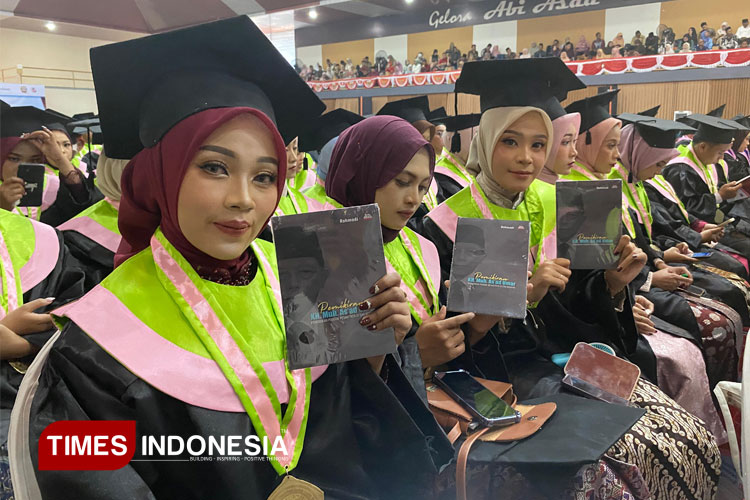 Wisudawan Unipdu Jombang Terima Buku Pemikiran KH Moh As’ad Umar, Warisan Intelektual Sang Pendiri
